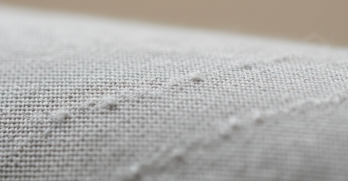 tejjido gris con pilling
